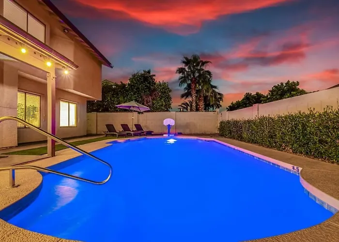 Solstice On Summit Family Retreat-pool-putt Grn-sleeps 10 Holiday home